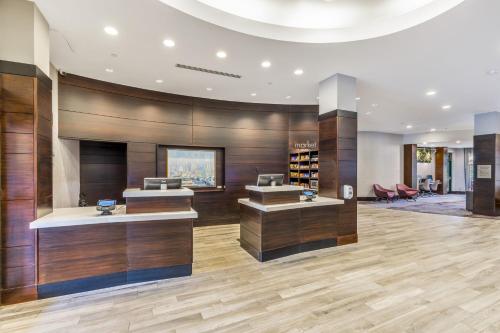 un salon avec des murs en bois et un hall dans l'établissement Courtyard by Marriott Boston Waltham, à Waltham