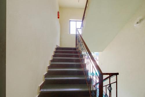 una escalera en un edificio con barandilla en SPOT ON SR Dream Home, en Saligao