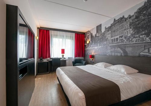 Best Western Plus Amsterdam Airport Hotel tesisinde bir odada yatak veya yataklar