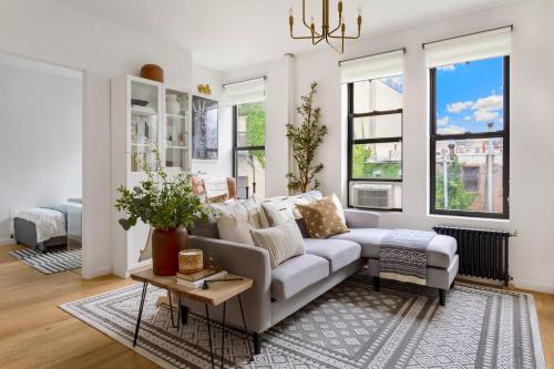 Zona d'estar a Bright Designer Cottage in Historic Harlem, 20 Minutes from Times Square!