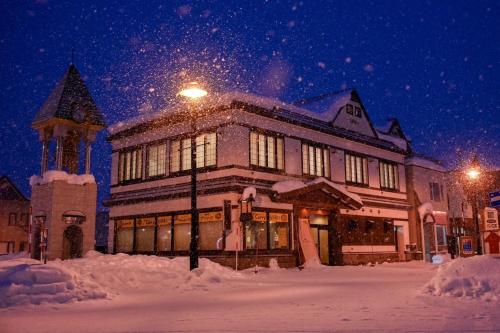 um edifício com uma luz de rua na neve em Vantean house - Vacation STAY 94009v em Biei