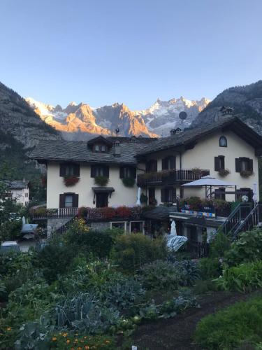 een huis met een tuin voor een berg bij Maison Laurent in Courmayeur