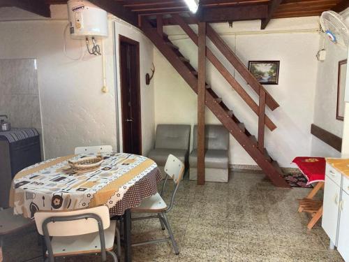 uma cozinha com mesa e cadeiras num quarto em Rochas em Barra del Chuy