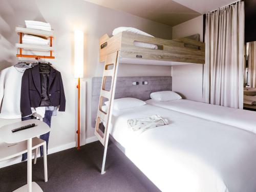 1 dormitorio con 2 literas y escritorio en ibis Budget Luxembourg Aeroport, en Luxemburgo