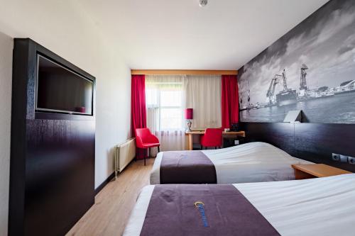 een hotelkamer met 2 bedden en een flatscreen-tv bij Bastion Hotel Barendrecht in Barendrecht