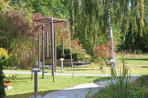 un parco con altalena incastonata nell'erba di Residence Moai a Erlangen