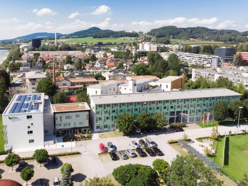 uma vista aérea de uma cidade com um edifício em Eco Suite Hotel em Salzburgo