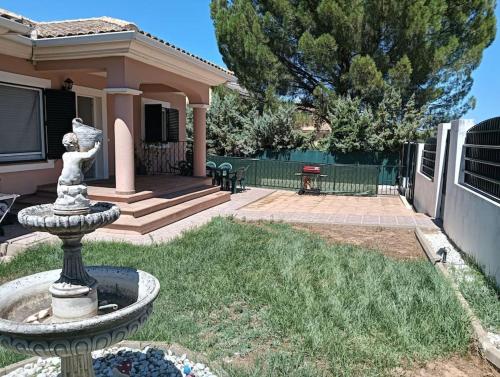 una casa con una fontana in cortile di Aribela a Badajoz