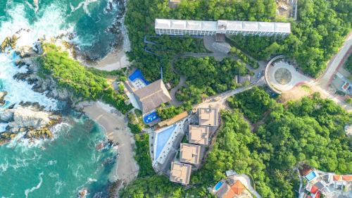 Coral Blue Huatulco في سانتا كروز هواتولكو: اطلالة جوية لمنتجع بجانب المحيط