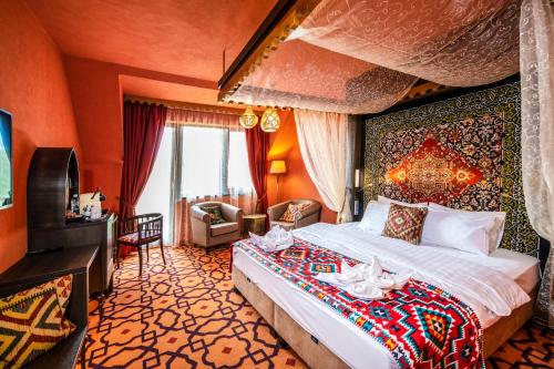 Cama ou camas em um quarto em Mesés Shiraz Hotel Superior-Adults only