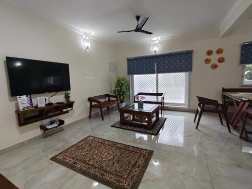 Uma TV ou centro de entretenimento em Onyx3, Best 3BHK Luxury Home Stay Thrissur - 7Elysee Homes