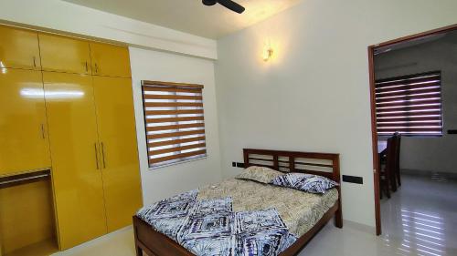 Krevet ili kreveti u jedinici u objektu HRISHI Guest Suites 2BHK