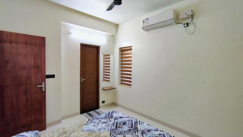 Krevet ili kreveti u jedinici u objektu HRISHI Guest Suites 2BHK