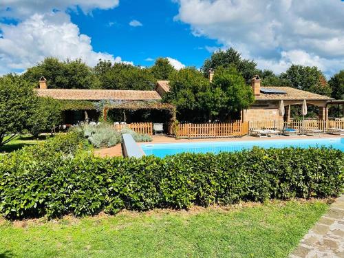 een huis met een zwembad in een tuin bij Villa Vacasio Bio-Eco in Pitigliano