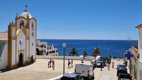 Uma vista do mar tirada do apartamento