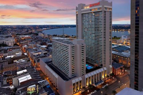 une vue aérienne sur un grand bâtiment d'une ville dans l'établissement New Orleans Marriott, à La Nouvelle-Orléans