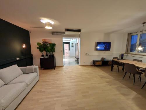 salon z kanapą i stołem w obiekcie Munich Large Apartment 150 qm in top centrally located 1 to 15 guests w Monachium