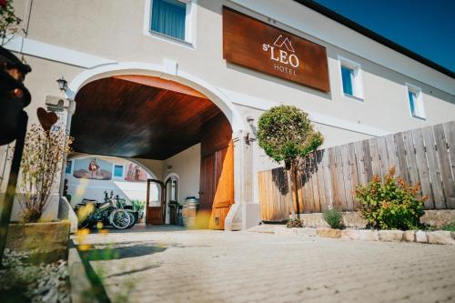 Hotel Leo في ستير: مبنى به دراجة نارية متوقفة خارجه