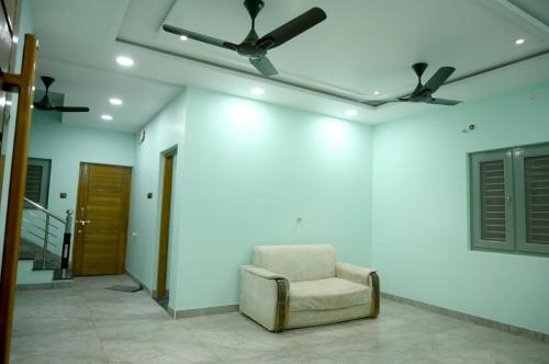 Area tempat duduk di Basera home stay