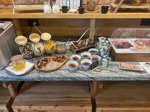 uma mesa com muitos tipos diferentes de alimentos sobre ele em Zara Chalet em Bran