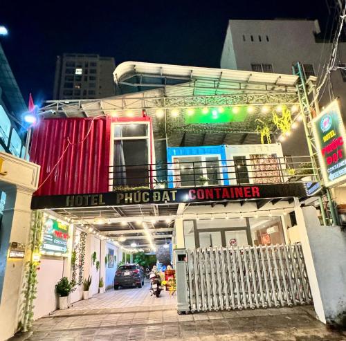 un edificio con un letrero que lee el concurso de bates de ftalal del hotel en Phúc Đạt Container, en Vung Tau