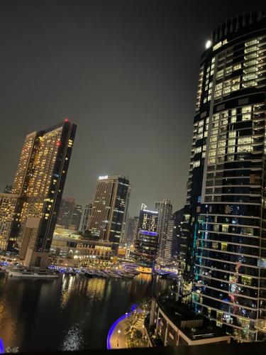 Výhľad na mesto Dubai Marina alebo výhľad na mesto priamo z hotela