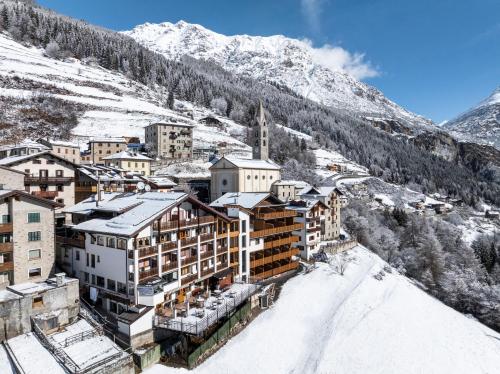 una vista aérea de una ciudad en la nieve en Hotel Miravalle, en Valdidentro