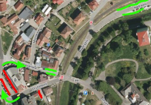 une carte d'une rue avec des flèches vertes dans l'établissement Vincent, à Luhačovice