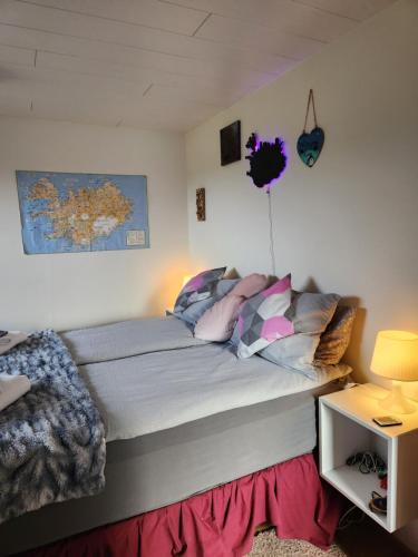 - une chambre avec un lit et des oreillers dans l'établissement LAVA Studio Keflavik, à Keflavík