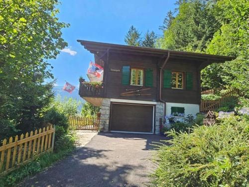 ein Haus mit einer Garage davor in der Unterkunft Chalet Tannegüetli in Grindelwald