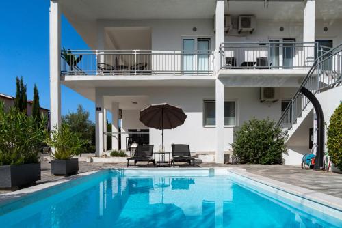 Bazén v ubytovaní TayLa-Apartment Vodice alebo v jeho blízkosti