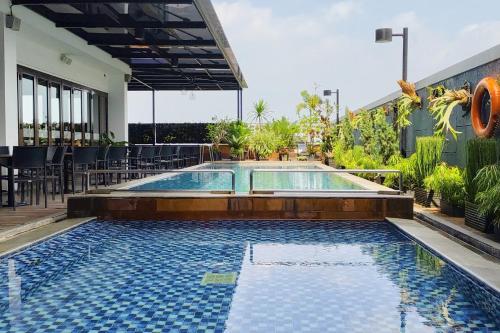 Piscina a Laska Hotel Sukabumi o a prop