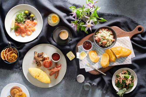 un grupo de platos de comida en una mesa en Marriott Executive Apartment Seoul, en Seúl