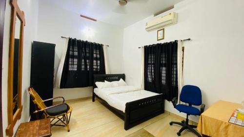 Tempat tidur dalam kamar di Green Island Homestay Riverside