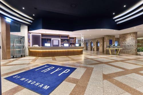 Lobby o reception area sa TRYP by Wyndham Lisboa Caparica Mar