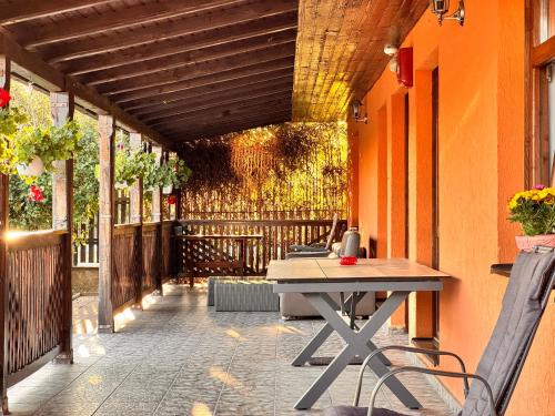 un patio al aire libre con una mesa y una valla en Casa Maria, 