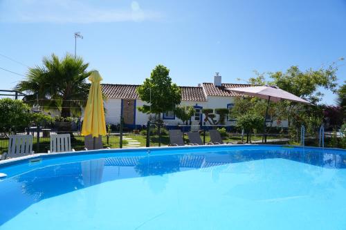 The swimming pool at or close to A Janela das Palmeiras