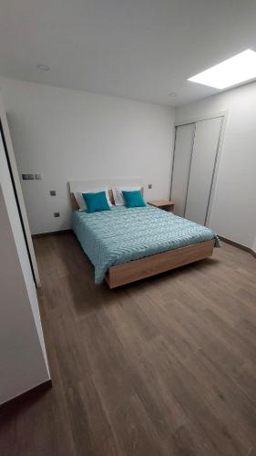 una camera da letto con letto e cuscini blu di Refúgio D'Aldeia a Leiria