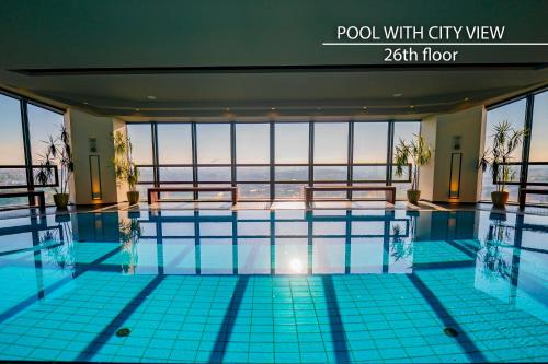 - une piscine avec vue sur l'océan dans l'établissement Grand Hotel Prague Towers - Czech Leading Hotels, à Prague