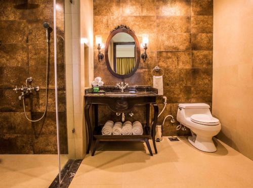 Rhythm Lonavala - An All Suite Resort tesisinde bir banyo