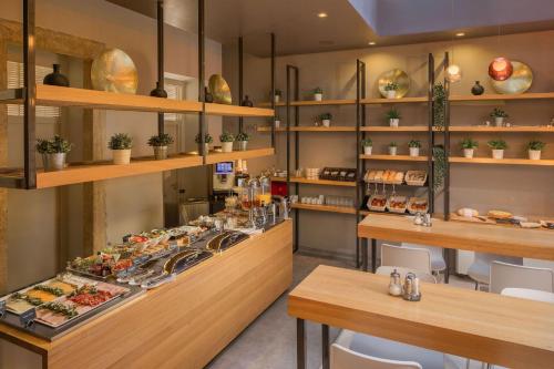 een restaurant met een buffet van eten bij Casati Hotel - Adults Only in Boedapest