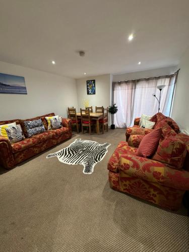 Sala de estar con 2 sofás y mesa en LoughView BED & BREAKFAST, en Belfast