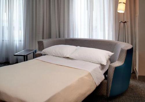 A bed or beds in a room at Courtyard by Marriott Kalamazoo Portage