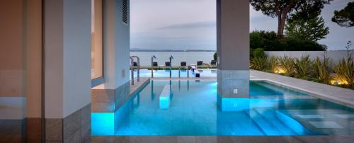 uma piscina com iluminação azul numa casa em Hotel Ocelle Thermae&Spa (Adults Only) em Sirmione