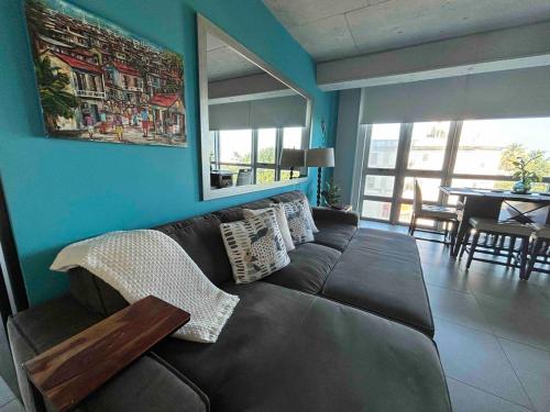 אזור ישיבה ב-Spacious Loft-sea View By Stay Here Pr