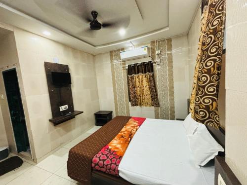 Cama ou camas em um quarto em Hotel Shree Nath - 200 Meters from Dwarkadhish Temple