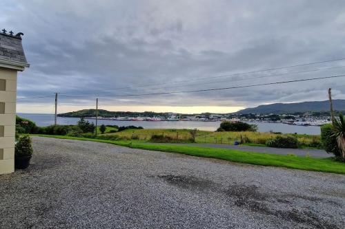 eine leere Straße mit Blick auf einen Wasserkörper in der Unterkunft Benroe House 5 Bedrooms in Killybegs