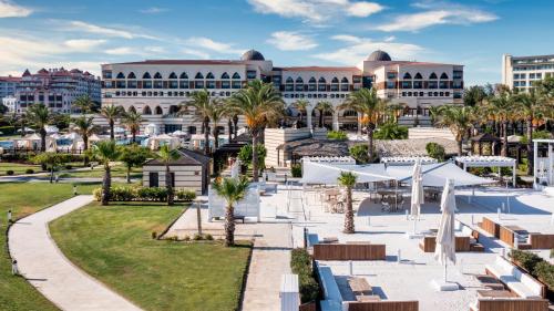 uma vista aérea de um resort com palmeiras em Kempinski Hotel The Dome Belek em Belek