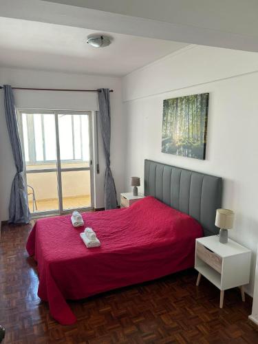 - une chambre avec un lit rouge et une couverture rouge dans l'établissement Brother´s House, à Faro