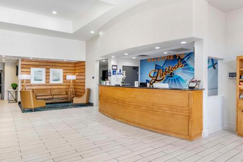 Best Western Lubbock West Inn & Suites في لوبوك: لوبي مطعم وجبات سريعة مع كونتر